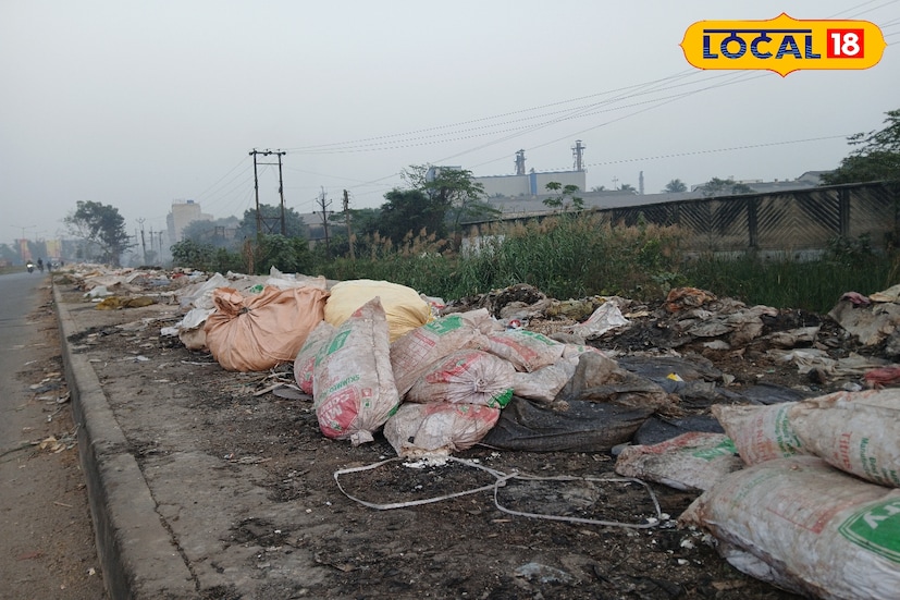হাওড়ার সাঁকরাইল ব্লকের প্রায় শেষ প্রান্তে এই সড়ক। এটি কান্দুয়া গ্রাম পঞ্চায়েতের অন্তর্গত। অদূরেই রয়েছে গ্রাম পঞ্চায়েত অফিস। তবু দিন দিন রাস্তার অবস্থা আরও করুণ হয়ে পড়ছে। প্রশাসনের উদাসীনতার অভাব বলেই অভিযোগ স্থানীয় ও পথ চলতি মানুষের।