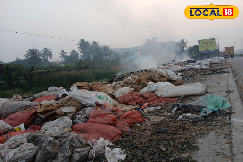 তীব্র দুর্গন্ধ, ভন ভন করছে মাছি, মাঝে মাঝেই ধোঁয়ায় রাস্তা ঢেকে পড়ছে। মমানুষ নাক ঢাকা দিয়ে হাঁটছে, ফুটপাথ আবর্জনায় ঢেকে রয়েছে। সার্ভিস রোড জুড়ে গাড়ির অবৈধ পার্কিং। ফুটপাথ যাতায়াতের অযোগ্য, বাধ্য হয়ে মানুষ সার্ভিস রোড ও জাতীয় সড়কে গা ঘেঁষে হাঁটছে। দ্রুত গতিতে যানবাহন ছুটছে, ফলে বাড়ছে দুর্ঘটনার আশঙ্কা। (ছবি ও তথ্য: রাকেশ মাইতি )