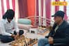 'ব্লাইন্ড চেস'-এ বাজিমাত! চোখে কালো কাপড় বেঁধে দাবা খেলা