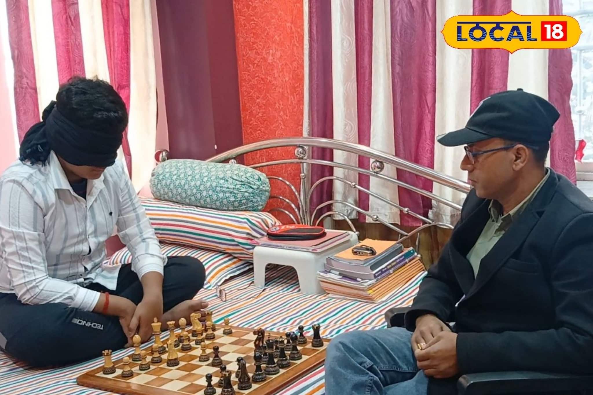 'ব্লাইন্ড চেস'-এ বাজিমাত! চোখে কালো কাপড় বেঁধে দাবা খেলা 'ব্লাইন্ড চেস'-এ বাজিমাত! চোখে কালো কাপড় বেঁধে দাবা খেলা