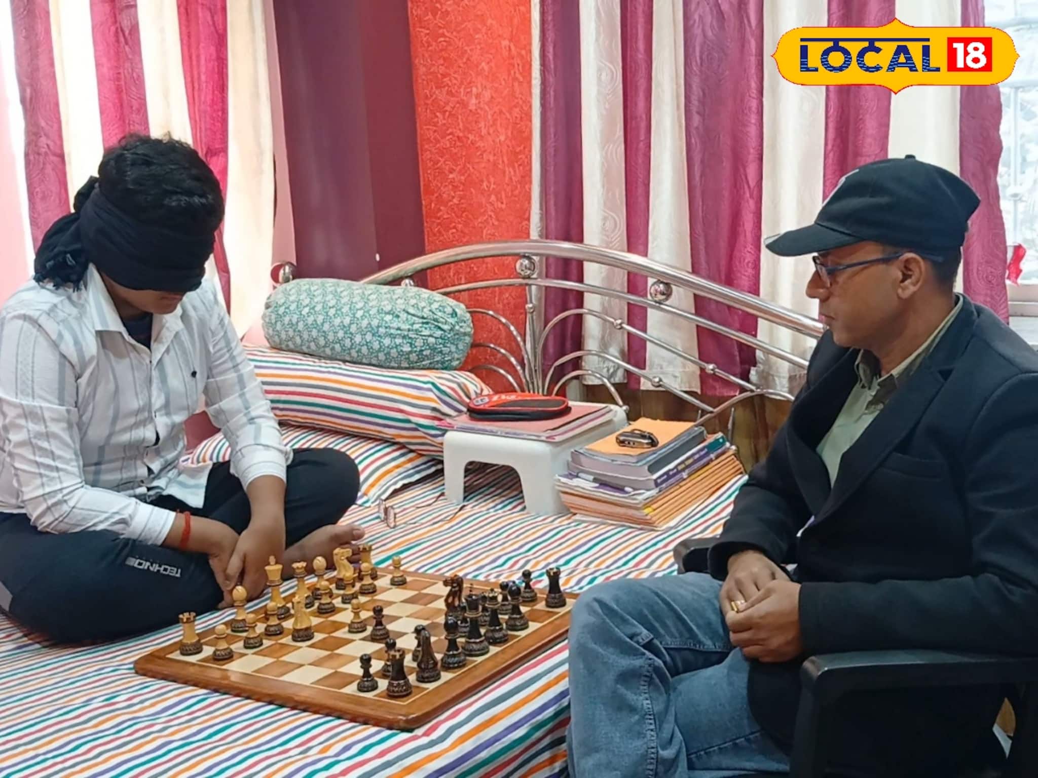 'ব্লাইন্ড চেস'-এ বাজিমাত! চোখে কালো কাপড় বেঁধে দাবা খেলা 'ব্লাইন্ড চেস'-এ বাজিমাত! চোখে কালো কাপড় বেঁধে দাবা খেলা