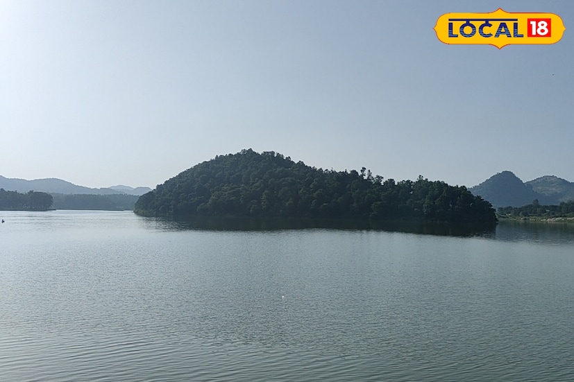 *এদিন পুরুলিয়ার সর্বোচ্চ তাপমাত্রা থাকতে পারে ২৬ ডিগ্রি সেলসিয়াস ও সর্বনিম্ন তাপমাত্রার পারদ থাকতে পারে ৮ ডিগ্রি সেলসিয়াস। এক ঝটকায় অনেকখানি নেমে গিয়েছে তাপমাত্রা। শীতে কাবু জেলা পুরুলিয়া।