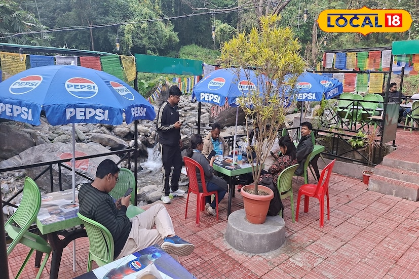 *ঝরনার একদম ধারের বসার ব্যবস্থা এই ক্যাফের ইউএসপি। পাহাড়ি হাওয়ায় ভেজা পাথরের গায়ে জল পড়ার শব্দের সঙ্গে মিলেমিশে একান্ত সময় কাটাতে পারেন অনায়াসেই। অনেকেই এখানে এসে দীর্ঘক্ষণ শুধু নীরবতা আর প্রকৃতির মায়াময় শব্দে নিজেকে হারিয়ে ফেলেন। হাতে এক গ্লাস পছন্দের পানীয় থাকলে যেন পরিপূর্ণতা আরও বেড়ে যায়।