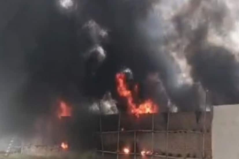 ডোমজুড়ের মতিঝিল এলাকার ও এনজিসি রোডের এনএস ইঞ্জিনিয়ারিং প্রজেক্ট সংলগ্ন অগ্নিকাণ্ড। স্থানীয় মানুষ দেখেন, ক্যাম্পাসের গা ঘেঁষে অগ্নিকাণ্ড। কারখানার বর্জ্য এবং হোগলা গাছে আগুন ভয়াবহ রূপ নেয়। আগুন ছড়িয়ে পড়লে যেকোনও মুহূর্তে ভয়াবহ রূপ নিতে পারে।