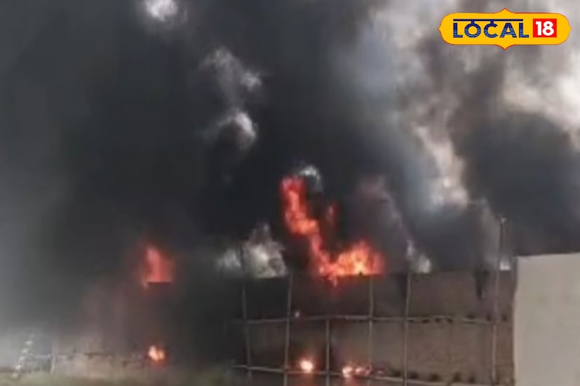 কালো ধোয়ায় ঢেকেছে এলাকা, ঘটনাকে ঘিরে চাঞ্চল্য ছড়িয়েছে এলাকায়। বৃহস্পতিবার সকালে আবারও অগ্নিকাণ্ড হাওড়ার ডোমজুড়ে। দাউদাউ করে জ্বলছে আগুন। কালো ধোঁয়ায় আকাশ ঢেকেছে। আগুনের এমন লেলিহান শিখা দেখে স্থানীয় বাসিন্দারা আতঙ্কিত। (ছবি ও তথ্য: রাকেশ মাইতি) কালো ধোয়ায় ঢেকেছে এলাকা, ঘটনাকে ঘিরে চাঞ্চল্য ছড়িয়েছে এলাকায়। বৃহস্পতিবার সকালে আবারও অগ্নিকাণ্ড হাওড়ার ডোমজুড়ে। দাউদাউ করে জ্বলছে আগুন। কালো ধোঁয়ায় আকাশ ঢেকেছে। আগুনের এমন লেলিহান শিখা দেখে স্থানীয় বাসিন্দারা আতঙ্কিত। (ছবি ও তথ্য: রাকেশ মাইতি)