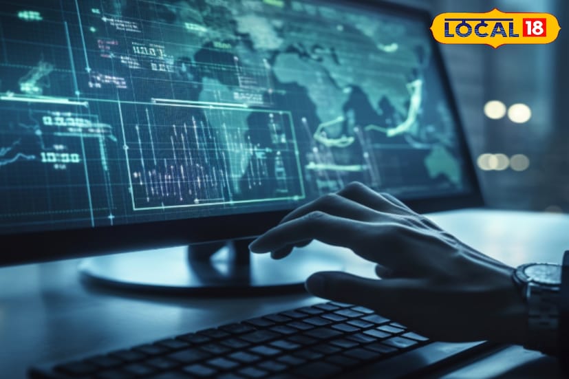 এছাড়া কম্পিউটারের গতি অস্বাভাবিকভাবে ধীর হয়ে যাওয়া—এটিও হ্যাক হওয়ার অন্যতম ইঙ্গিত। সাধারণ কোনও অ্যাপ খুলতে সময় লাগা বা ওয়েবপেজ লোডিং ধীর হওয়া বোঝায় যে সিস্টেমের রিসোর্স ম্যালওয়্যার দখল করে নিয়েছে। এতে শুধু কাজের গতি কমে না, ডিভাইসের ক্ষতির সম্ভাবনাও বাড়ে।