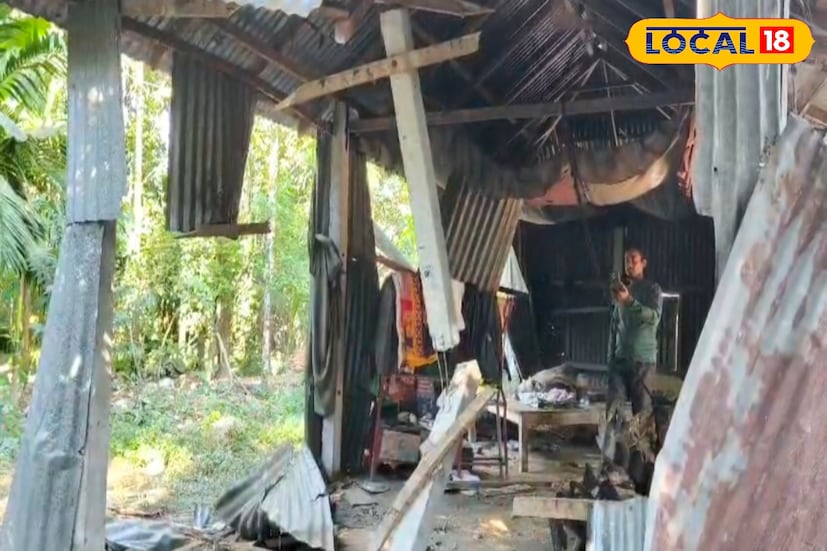 মাঝরাতে বাড়িতে হানা দিল কে? সারা বাড়িঘর লন্ডভন্ড। সঙ্গে উঠোন জুড়ে মলত্যাগ। চূড়ান্ত বিশৃঙ্খলা আর প্রাণভয়ে আতঙ্কে কোনওরকমে রাত কাটল এখানকার বাসিন্দারা। কি হয়েছিল? গভীর নিশুতি রাতে দশটা বুনো হাতির তাণ্ডবে কার্যত লন্ডভন্ড গোটা এলাকা। জলপাইগুড়ি জেলার বানারহাট ব্লকের শালবাড়ি ১ নম্বর গ্রাম পঞ্চায়েতের মধ্য শালবাড়ি প্রামাণিক পাড়ায় বুধবার গভীর রাতটা আতঙ্কে কেটেছে স্থানীয়দের। (ছবি ও তথ্য: সুরজিৎ দে) মাঝরাতে বাড়িতে হানা দিল কে? সারা বাড়িঘর লন্ডভন্ড। সঙ্গে উঠোন জুড়ে মলত্যাগ। চূড়ান্ত বিশৃঙ্খলা আর প্রাণভয়ে আতঙ্কে কোনওরকমে রাত কাটল এখানকার বাসিন্দারা। কি হয়েছিল? গভীর নিশুতি রাতে দশটা বুনো হাতির তাণ্ডবে কার্যত লন্ডভন্ড গোটা এলাকা। জলপাইগুড়ি জেলার বানারহাট ব্লকের শালবাড়ি ১ নম্বর গ্রাম পঞ্চায়েতের মধ্য শালবাড়ি প্রামাণিক পাড়ায় বুধবার গভীর রাতটা আতঙ্কে কেটেছে স্থানীয়দের। (ছবি ও তথ্য: সুরজিৎ দে)