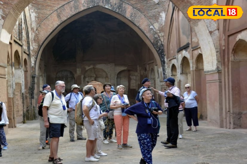 শীতের মরশুমে বিদেশ থেকে আগত পর্যটকদের মধ্যে আসছেন ইংল্যান্ড থেকে। জানা গিয়েছে, নবাবের স্থাপত্যের শ্রেষ্ঠ নির্দশন হল হাজারদুয়ারি, প্যালেস, প্রকৃতি তীর্থ, ইমামবাড়া, নশিপুর রাজবাড়ি-সহ বিভিন্ন পর্যটন কেন্দ্রে এখন বিদেশী পর্যটকদের ঢল নামছে।