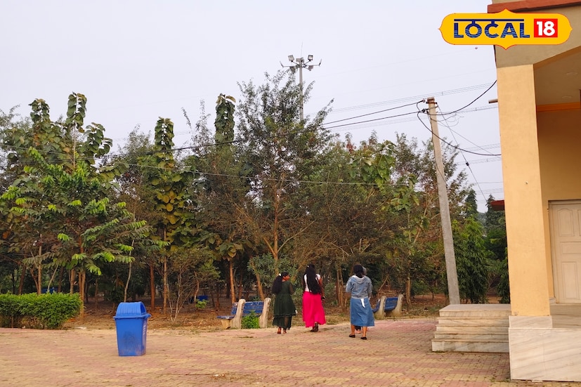 শিশুদের আকর্ষণের কেন্দ্র দোলনা, স্লাইডসহ বিভিন্ন খেলনার সরঞ্জামে সাজান চিলড্রেন’স প্লে জোন। এছাড়াও রয়েছে সংগীতের তালে নাচা ফোয়ারা, যা সন্ধ্যায় দর্শনার্থীদের বিশেষভাবে আকর্ষণ করে। ( ছবি ও তথ্য মিজানুর রহমান )