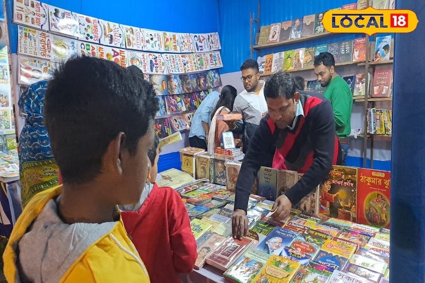 ফণীন্দ্র দেব বিদ্যালয়ের খেলার মাঠে অনুষ্ঠিত এবারের মেলায় দেখা গেল এক অন্য ছবি -মানুষের ভিড়ে উদ্বেল, বইয়ের দোকানে ভাঙা ভিড়, আর বিক্রিতে রেকর্ড। বইমেলা কর্তৃপক্ষ জানিয়েছে, গত বছর সাত দিনে যেখানে মোট বিক্রি হয়েছিল ২২ লক্ষ টাকার বই, সেখানে এবছর সাত দিনে সেই অঙ্ক ছুঁয়ে ফেলেছে ৩৫ লক্ষ টাকা। এই বৃদ্ধি শুধু সংখ্যা নয় বইপ্রেমীদের কাছে নতুন আশার আলো।