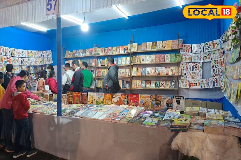 প্রতিদিন বিকেলের পর থেকেই মেলায় উপচে পড়েছে মানুষের ঢল। বসে আঁকো প্রতিযোগিতা, সাংস্কৃতিক অনুষ্ঠান, পাঠচক্র সব মিলিয়ে বইমেলা যেন হয়ে উঠেছিল শহরের উৎসব। অভিভাবকদের সঙ্গে একত্রে বই হাতে নিয়ে ঘুরছিল ছোট্ট পাঠকরাও।