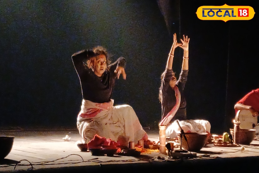 বর্তমান সময়ে ডিজিটাল মাধ্যমে আসক্তি বেড়ে চলেছে। তবে একাংশের মানুষের কাছে লাইভ পারফর্মিং আর্টস বা নাটকের আকর্ষণ রয়েছে অন্য মাত্রায়। যেখানে নতুন প্রজন্ম মুঠো ফোনে বুঁদ হয়ে রয়েছে। এমন সময় হাওড়া শহরের একপ্রান্তে চিত্র বদল, নাটকে মন দিয়েছে বহু যুবক-যুবতী।