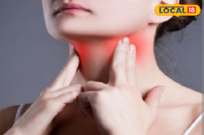 শীতকালে গলা ব্যথা কমাতে সবচেয়ে সহজ উপায় হল নুন-গরম জল দিয়ে গার্গল করা। আধা চামচ নুন গরম জলে মিশিয়ে দিনে দু’বার গার্গল করলে গলার ফোলা কমে এবং জীবাণুর সংক্রমণও অনেকটাই নিয়ন্ত্রণে থাকে। এটি পুরোনো ও অত্যন্ত কার্যকর একটি ঘরোয়া পদ্ধতি, যা কয়েকদিন মেনে চললেই আরাম মেলে।