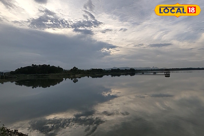 দক্ষিণবঙ্গের জেলাগুলিতে শীতের প্রভাব যথেষ্ট রয়েছে। কনকনে শীত রয়েছে দক্ষিণের পুরুলিয়া জেলায়। ক্রমাগতই তাপমাত্রার পারদ নিম্নমুখী হচ্ছে এই জেলায়। রয়েছে কুয়াশার দাপট। সকাল থেকেই কুয়াশার চাদরে ডাকছে গোটা জেলা। বেলা বাড়তে হালকা রোদের দেখা মিলছে। ‌ছবি ও তথ্য সংগ্রহে - শর্মিষ্ঠা ব্যানার্জি
