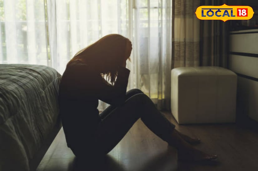 কেন হয় এই হলিডে ডিপ্রেশন। এর কারণ হিসাবে দেখা গিয়েছে। ছুটি র মধ্যেও অনেকে সম্পূর্ণ রিল্যাক্স করেন না। কাজের বোঝা টেনে নিয়ে যেতে চান। অনেকে এই সময়েও পুরোনো কথা মনে করেন। ফলে বেড়ানো আর অন্য কিছু মিলিয়ে শরীর ও মনে প্রভাব ফেলে পড়ে।