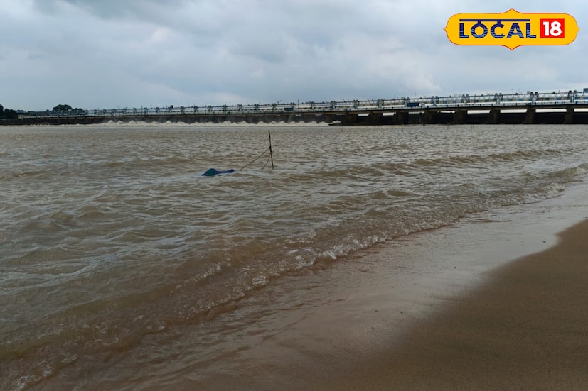 সেচ কার্যে ও শিল্পে ব্যবহারের জন্য ১৯৫৫ সালে দামোদর নদের ওপর দুর্গাপুর ব্যারেজ গড়ে ওঠে। ওই ব্যারেজের বিশাল জলাধারে মাছের উৎস শুরু হয়। এক হাজারের অধিক মানুষ ওই জলাধারে মাছ শিকার করে জীবন-জীবিকা অর্জন করছেন। আর এই জলাধারের বিখ্যাত মাছ গলদা চিংড়ি।যা ইতিমধ্যেই বিলুপ্ত হয়ে গিয়েছে। কিন্তু বর্তমানে কুচো চিংড়ি, রুই, কাতলা, বোয়াল, শিঙ্গি, তেলাপিয়া, গজার, পুঁটি, খোলসে, পাবদা সহ বিভিন্ন দেশি প্রজাতির মাছ মেলে৷(ছবি ও তথ্য : দীপিকা সরকার)