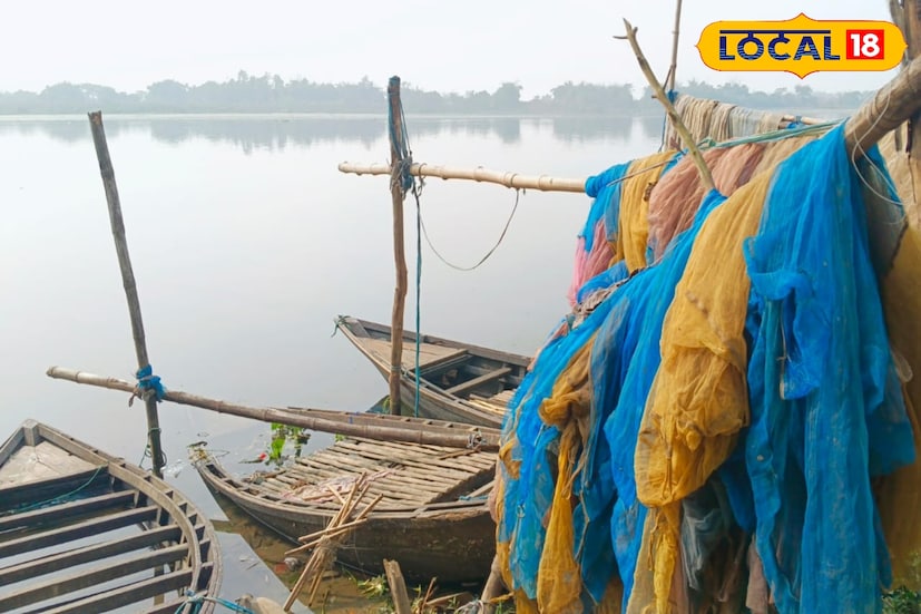 দেশীয় মাছ সহ জলজ প্রাণী ধ্বংসের দিকে নিয়ে যাচ্ছে চায়না দুয়ারি জাল। তাই ইতিমধ্যেই রাজ্য মৎস্য দফতর ওই জাল ব্যবহারে নিষেধাজ্ঞা জারি করেছে। কিন্তু দুর্গাপুর ব্যারেজের জলধার সহ দামোদর নদে অবাধে চলছে ওই জালের ব্যবহার। প্রশাসনের নিষেধাজ্ঞাকে তোয়াক্কা না করে কিছু মৎস্যজীবীরা চায়না জাল সহ মশারি জাল ব্যবহার করে চলেছে। ফলে মাছের রেনুপোনা, কচ্ছপ, সাপ সহ জলজ প্রাণী ও পাখির মত অনেক গুরুত্বপূর্ণ জীবকে নির্বিচারে ধরে ফেলছে। মাছের সংখ্যাও কমছে বলে দাবি মৎস্য জীবীদের এক অংশের।( ছবি ও তথ্য : দীপিকা সরকার) দেশীয় মাছ সহ জলজ প্রাণী ধ্বংসের দিকে নিয়ে যাচ্ছে চায়না দুয়ারি জাল। তাই ইতিমধ্যেই রাজ্য মৎস্য দফতর ওই জাল ব্যবহারে নিষেধাজ্ঞা জারি করেছে। কিন্তু দুর্গাপুর ব্যারেজের জলধার সহ দামোদর নদে অবাধে চলছে ওই জালের ব্যবহার। প্রশাসনের নিষেধাজ্ঞাকে তোয়াক্কা না করে কিছু মৎস্যজীবীরা চায়না জাল সহ মশারি জাল ব্যবহার করে চলেছে। ফলে মাছের রেনুপোনা, কচ্ছপ, সাপ সহ জলজ প্রাণী ও পাখির মত অনেক গুরুত্বপূর্ণ জীবকে নির্বিচারে ধরে ফেলছে। মাছের সংখ্যাও কমছে বলে দাবি মৎস্য জীবীদের এক অংশের।( ছবি ও তথ্য : দীপিকা সরকার)