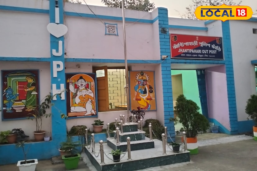 সাধারণত থানা বা আউটপোস্ট মানেই মানুষের মনে এক ধরনের ভয়, সরকারি দফতরের গাম্ভীর্যের ছবি। কিন্তু সেই প্রচলিত ধারণাতেই যেন নতুন আলো ফেলল এলাকার ঝাঁটিপাহাড়ি আউটপোস্ট। সম্প্রতি এখানে চলল এক চমৎকার দেওয়ালসজ্জার কাজ, যেন সাধারণ মানুষের চোখে পুলিশের চৌহদ্দিকে আরও বন্ধুত্বপূর্ণ করে তোলার এক সৃজনশীল প্রচেষ্টা। (ছবি ও তথ্য নীলাঞ্জন বন্দ্যোপাধ্যায়) সাধারণত থানা বা আউটপোস্ট মানেই মানুষের মনে এক ধরনের ভয়, সরকারি দফতরের গাম্ভীর্যের ছবি। কিন্তু সেই প্রচলিত ধারণাতেই যেন নতুন আলো ফেলল এলাকার ঝাঁটিপাহাড়ি আউটপোস্ট। সম্প্রতি এখানে চলল এক চমৎকার দেওয়ালসজ্জার কাজ, যেন সাধারণ মানুষের চোখে পুলিশের চৌহদ্দিকে আরও বন্ধুত্বপূর্ণ করে তোলার এক সৃজনশীল প্রচেষ্টা। (ছবি ও তথ্য নীলাঞ্জন বন্দ্যোপাধ্যায়)