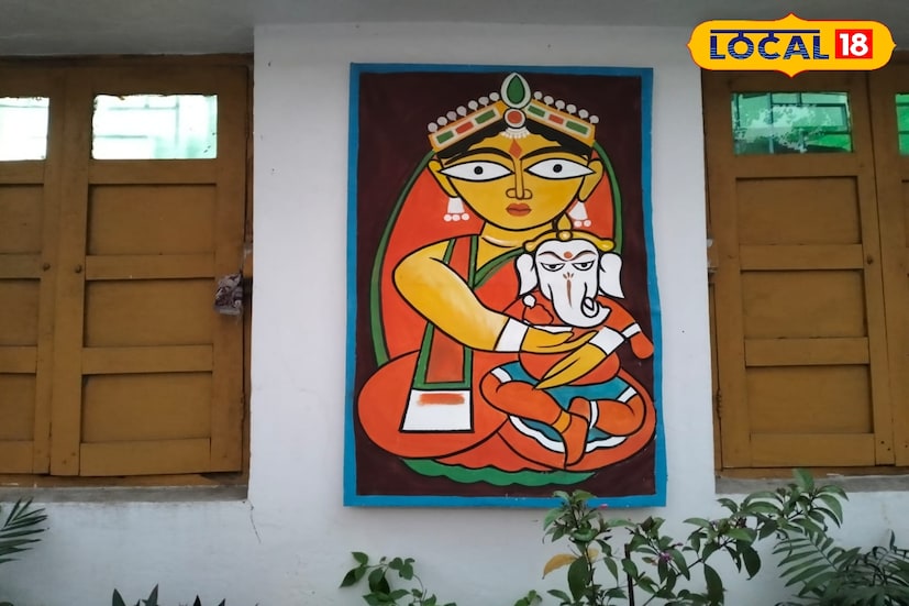 ইতিমধ্যেই এলাকাবাসীর মধ্যে এই নতুন সাজ নিয়ে উৎসাহ দেখা যাচ্ছে। পথ চলতি মানুষের কাছে আউটপোস্টটি হয়ে উঠেছে আলোচনার কেন্দ্রবিন্দু। শুধু সৌন্দর্যই নয়, এই দেওয়ালচিত্র যেন মানুষের সঙ্গে পুলিশের সম্পর্ককে আরও মেলবন্ধনের দিকে এগিয়ে দিচ্ছে সৃজনশীলতার ছোঁয়ায়।