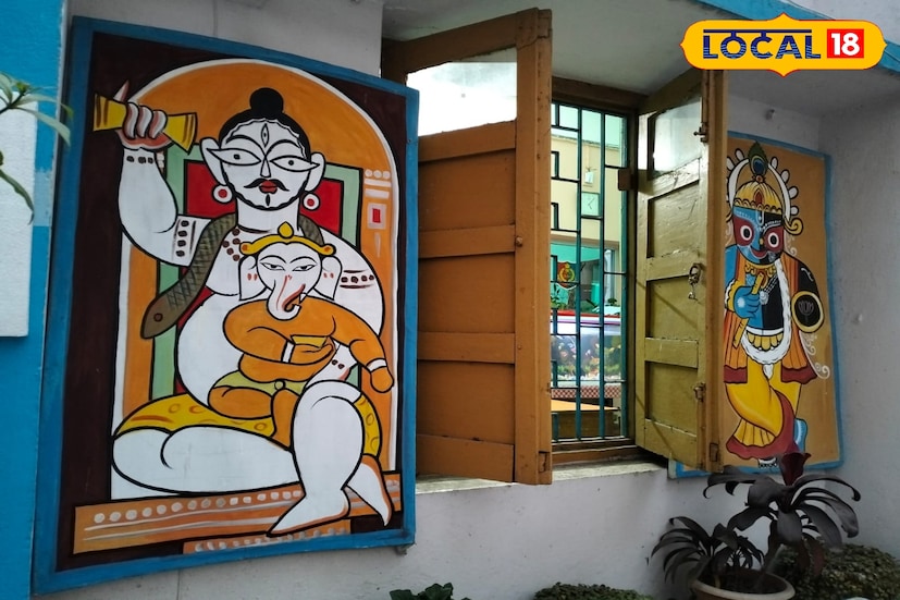 এই উদ্যোগের মূল কারিগর বাঁকুড়ারই শিল্পী রামপ্রসাদ কর্মকার। যামিনী রায়ের শিল্পশৈলীর আদলে তিনি আউটপোস্টের বাইরের দেওয়ালে ফুটিয়ে তুলেছেন নানারঙের চিত্রকল্প—লোকজ রীতি, গ্রামীণ জীবনের ছোঁয়া, মানুষের অনুভূতি ও রঙের উচ্ছ্বাস। দূর থেকে তাকালেই মনে হয় কোনও শিল্পাগারের সামনে দাঁড়িয়ে আছেন কেউ, পুলিশি দফতরের নয়। তাঁর হাতে রঙের তুলিতে নতুন প্রাণ পেয়েছে সাধারণ এক দফতরের দেওয়াল।