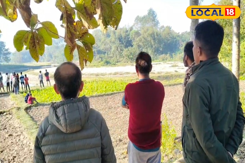 স্থানীয় বাসিন্দারা জানান, ভোর ৬টা নাগাদ প্রথম তারা হাতিগুলোর দেখা পান। একটি ছোট হাতি ও একটি বড় হাতি এখনো এলাকায় অবস্থান করছে। কিন্তু পরিস্থিতি সামাল দিতে পুলিশ ও বনকর্মীদের যথেষ্ট বেগ পেতে হচ্ছে। মানুষকে নিরাপদ দূরত্বে রাখতে বারবার মাইকিং করা হচ্ছে। কয়েকজন তরুণও এগিয়ে এসে ভিড় নিয়ন্ত্রণে সাহায্য করছেন।