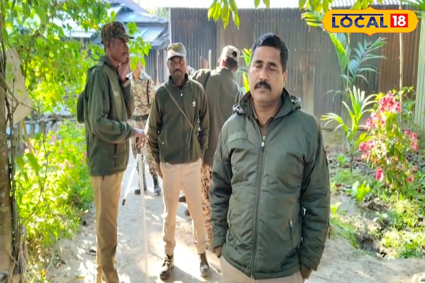 খবর পেয়েই দ্রুত ঘটনাস্থলে পৌঁছে যায় বিন্নাগুড়ি ওয়াইডলাইফ স্কোয়াড, খট্টিমারি বিটের বনকর্মীরা এবং বানারহাট থানার পুলিশবাহিনী। তবে দিনের আলোয় হাতিগুলিকে জঙ্গলে ফেরানো সম্ভব নয় বলে জানিয়েছেন বনাধিকারিকরা। ভিড়, শব্দ ও আলো ...সব মিলিয়ে হাতিরা আরও উত্তেজিত হয়ে পড়তে পারে। তাই সন্ধ্যা নামার পর বা পরিস্থিতি অনুকূল হলে উদ্ধার ও ‘ড্রাইভ ব্যাক’ অভিযান শুরু হবে।