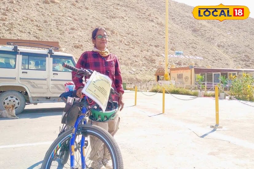 দুঃসাহসিক এই যাত্রার জ্বালানি কেবল তাঁর অদম্য মনোবল, দৃঢ়তা এবং স্বপ্ন। বাইরের রাজ্য, অপরিচিত পরিবেশ, বহু চ্যালেঞ্জ সব কিছু সামলে এগিয়ে চলেছেন নদিয়ার এই মেয়ে। (ছবি ও তথ্যঃ মৈনাক দেবনাথ)