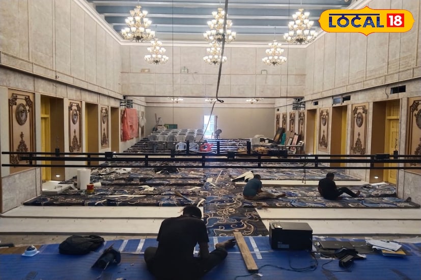 নবরূপে সেজে উঠছে বর্ধমানের টাউন হল। ঐতিহ্যকে বজায় রেখে করা হচ্ছে সংস্কারের কাজ। বাড়ানো হয়েছে মঞ্চের আয়তন। হলের বাইরের দিকে থাকবে বিশেষ আলো। এছাড়াও থাকছে একাধিক ব্যবস্থা। (ছবি ও তথ্য: সায়নী সরকার) নবরূপে সেজে উঠছে বর্ধমানের টাউন হল। ঐতিহ্যকে বজায় রেখে করা হচ্ছে সংস্কারের কাজ। বাড়ানো হয়েছে মঞ্চের আয়তন। হলের বাইরের দিকে থাকবে বিশেষ আলো। এছাড়াও থাকছে একাধিক ব্যবস্থা। (ছবি ও তথ্য: সায়নী সরকার)