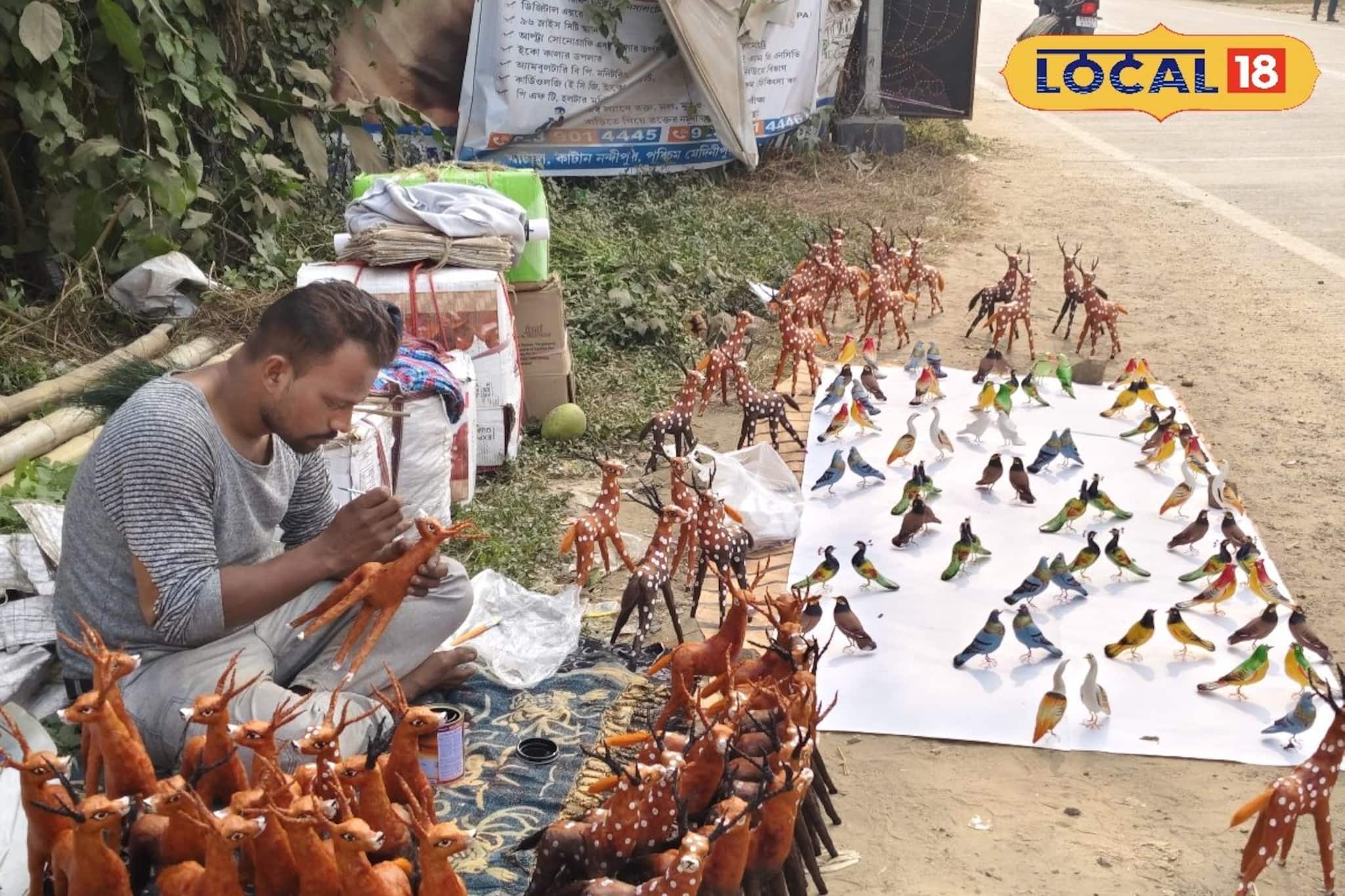 রাস্তায় বসে কাজ, চ্যালেঞ্জই সঙ্গী, তবে চাহিদা আজও অটুট রাস্তায় বসে কাজ, চ্যালেঞ্জই সঙ্গী, তবে চাহিদা আজও অটুট