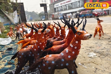 রাস্তায় বসে কাজ, চ্যালেঞ্জই সঙ্গী, তবে চাহিদা আজও অটুট রাস্তায় বসে কাজ, চ্যালেঞ্জই সঙ্গী, তবে চাহিদা আজও অটুট