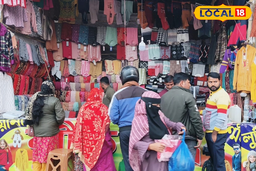 পুরুলিয়া জেলার রঘুনাথপুর শহরে এই প্রথমবারের মতো বসেছে লুধিয়ানার শীতবস্ত্রের রঙিন ও জমজমাট বাজার। এই বাজার ঘিরে শহরজুড়ে তৈরি হয়েছে উৎসবের আমেজ। কাশ্মীর থেকে সরাসরি আনা নানান শীতের পোশাক দেখতে এবং কিনতে ভিড় জমাচ্ছেন শহরের মানুষ ও আশেপাশের এলাকার ক্রেতারাও। (ছবি ও তথ্য: শান্তনু দাস) পুরুলিয়া জেলার রঘুনাথপুর শহরে এই প্রথমবারের মতো বসেছে লুধিয়ানার শীতবস্ত্রের রঙিন ও জমজমাট বাজার। এই বাজার ঘিরে শহরজুড়ে তৈরি হয়েছে উৎসবের আমেজ। কাশ্মীর থেকে সরাসরি আনা নানান শীতের পোশাক দেখতে এবং কিনতে ভিড় জমাচ্ছেন শহরের মানুষ ও আশেপাশের এলাকার ক্রেতারাও। (ছবি ও তথ্য: শান্তনু দাস)