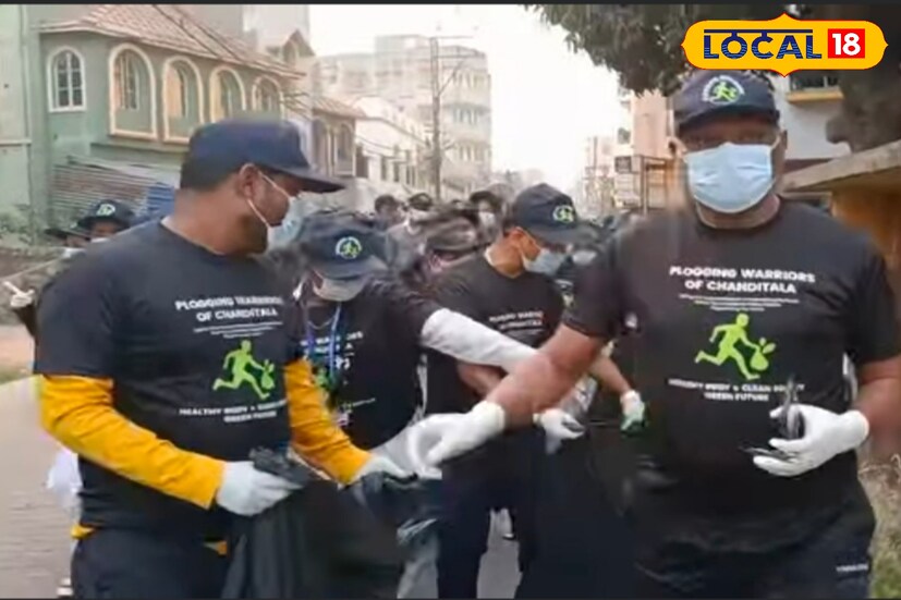 SDPO তমাল সরকার জানিয়েছেন, কোভিড মহামারির পর আমাদের দেহে অনেক রোগ দেখা দিয়েছে। তাই নিজেদের ফিট রাখা খুব জরুরি। সেই কারণেই জগিং করতে করতে শহরকে পরিস্কার রাখতে প্লাস্টিক ও জঞ্জাল পরিস্কার করা হয়েছে। (ছবি ও তথ্য -তন্ময় মন্ডল)