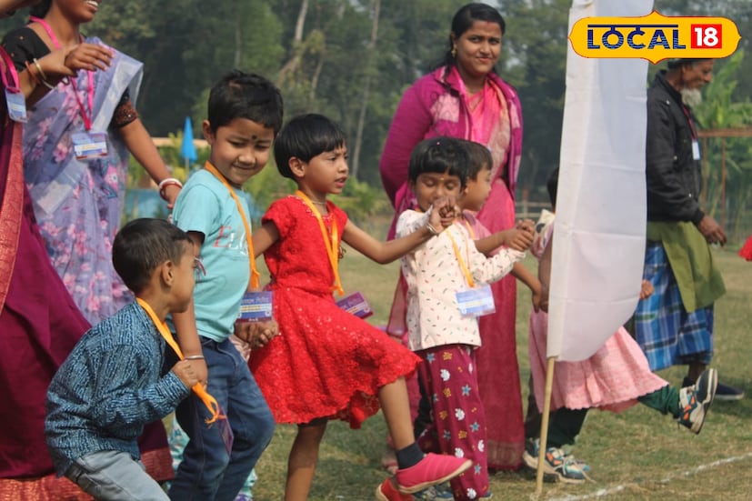 বিদ্যালয় এর অধ্যক্ষ সিদ্ধার্থ মিশ্র বলেন, তথাকথিত বইয়ের পড়া বাদ দিয়ে ছাত্র-ছাত্রীদের চাপ মুক্তি দিতে এই বিশেষ ভাবনা। শুধু বইয়ের পড়া নয়, খোলা মাঠে নাচ গান আনন্দের সঙ্গে তাদের পাঠদানে এই ভাবনা। ছাত্র-ছাত্রীদের পাশাপাশি অভিভাবকরাও অংশ নিয়েছিলেন এই বিশেষ আয়োজনে। (তথ্য ও ছবি: রঞ্জন চন্দ)