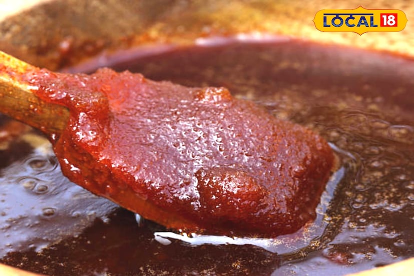 এবার দিঘা থেকে ফেরার পথে কিনুন খাঁটি খেজুর গুড়। দামেও সস্তা, স্বাদেও অতুলনীয়। রাস্তার দু’ধারে তৈরি হচ্ছে খাঁটি খেজুর গুড়। শীত পড়তেই দিঘার রাস্তার দু'ধারের চিত্র যেন একেবারেই বদলে যায়। সকাল হলেই ব্যস্ততা শুরু হয় যায়। দিঘা লাগোয়া ফতেপুর রাস্তায় চোখে পড়ে একের পর এক গুড় তৈরির চুল্লি। মিষ্টি গন্ধে ভরে ওঠে চারপাশ। পর্যটকরা গাড়ি থামিয়ে এখান থেকেই খাঁটি খেজুর গুড় কিনে নিয়ে যান। এবার দিঘা থেকে ফেরার পথে কিনুন খাঁটি খেজুর গুড়। দামেও সস্তা, স্বাদেও অতুলনীয়। রাস্তার দু’ধারে তৈরি হচ্ছে খাঁটি খেজুর গুড়। শীত পড়তেই দিঘার রাস্তার দু'ধারের চিত্র যেন একেবারেই বদলে যায়। সকাল হলেই ব্যস্ততা শুরু হয় যায়। দিঘা লাগোয়া ফতেপুর রাস্তায় চোখে পড়ে একের পর এক গুড় তৈরির চুল্লি। মিষ্টি গন্ধে ভরে ওঠে চারপাশ। পর্যটকরা গাড়ি থামিয়ে এখান থেকেই খাঁটি খেজুর গুড় কিনে নিয়ে যান।