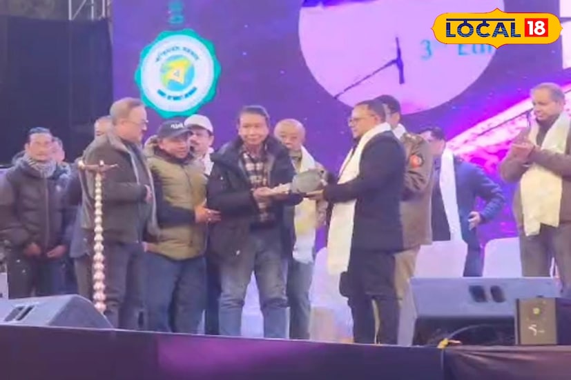 *দার্জিলিং, ঋত্বিক ভট্টাচার্য: পাহাড়ের খাঁড়া পথ পেরিয়ে মহাকাল মন্দিরে পৌঁছনো বহু প্রবীণ দর্শনার্থীর পক্ষেই কঠিন হয়ে দাঁড়ায়। সেই সমস্যার স্থায়ী সমাধান হিসেবে অবশেষে শুরু হল বিশেষ ইলেকট্রিক গাড়ির পরিষেবা। দার্জিলিং জিটিএ-র চিফ এগজিকিউটিভ অনীত থাপা ম্যাল ফেস্টিভ্যালের মঞ্চে মহাকাল মন্দির কমিটির হাতে আনুষ্ঠানিকভাবে একটি ই–গাড়ির চাবি তুলে দেন। *দার্জিলিং, ঋত্বিক ভট্টাচার্য: পাহাড়ের খাঁড়া পথ পেরিয়ে মহাকাল মন্দিরে পৌঁছনো বহু প্রবীণ দর্শনার্থীর পক্ষেই কঠিন হয়ে দাঁড়ায়। সেই সমস্যার স্থায়ী সমাধান হিসেবে অবশেষে শুরু হল বিশেষ ইলেকট্রিক গাড়ির পরিষেবা। দার্জিলিং জিটিএ-র চিফ এগজিকিউটিভ অনীত থাপা ম্যাল ফেস্টিভ্যালের মঞ্চে মহাকাল মন্দির কমিটির হাতে আনুষ্ঠানিকভাবে একটি ই–গাড়ির চাবি তুলে দেন।