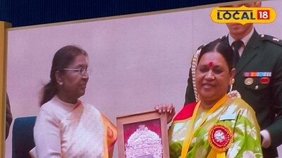 রাষ্ট্রপতির হাত থেকে পুরস্কার গ্রহণ