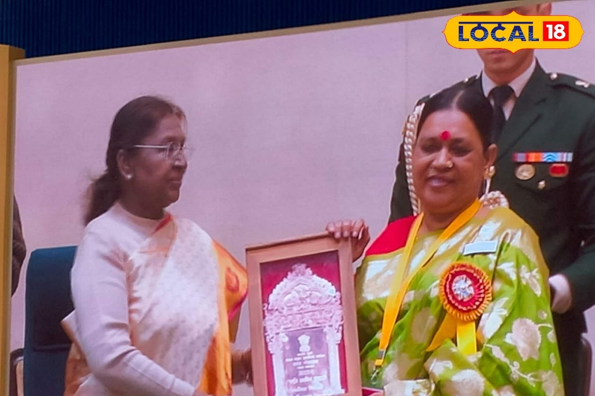 রাষ্ট্রপতির হাত থেকে পুরস্কার, পিংলার মহিলা শিল্পীর আকাশছোঁয়া সাফল্য চমকে দেবে! রাষ্ট্রপতির হাত থেকে পুরস্কার, পিংলার মহিলা শিল্পীর আকাশছোঁয়া সাফল্য চমকে দেবে!