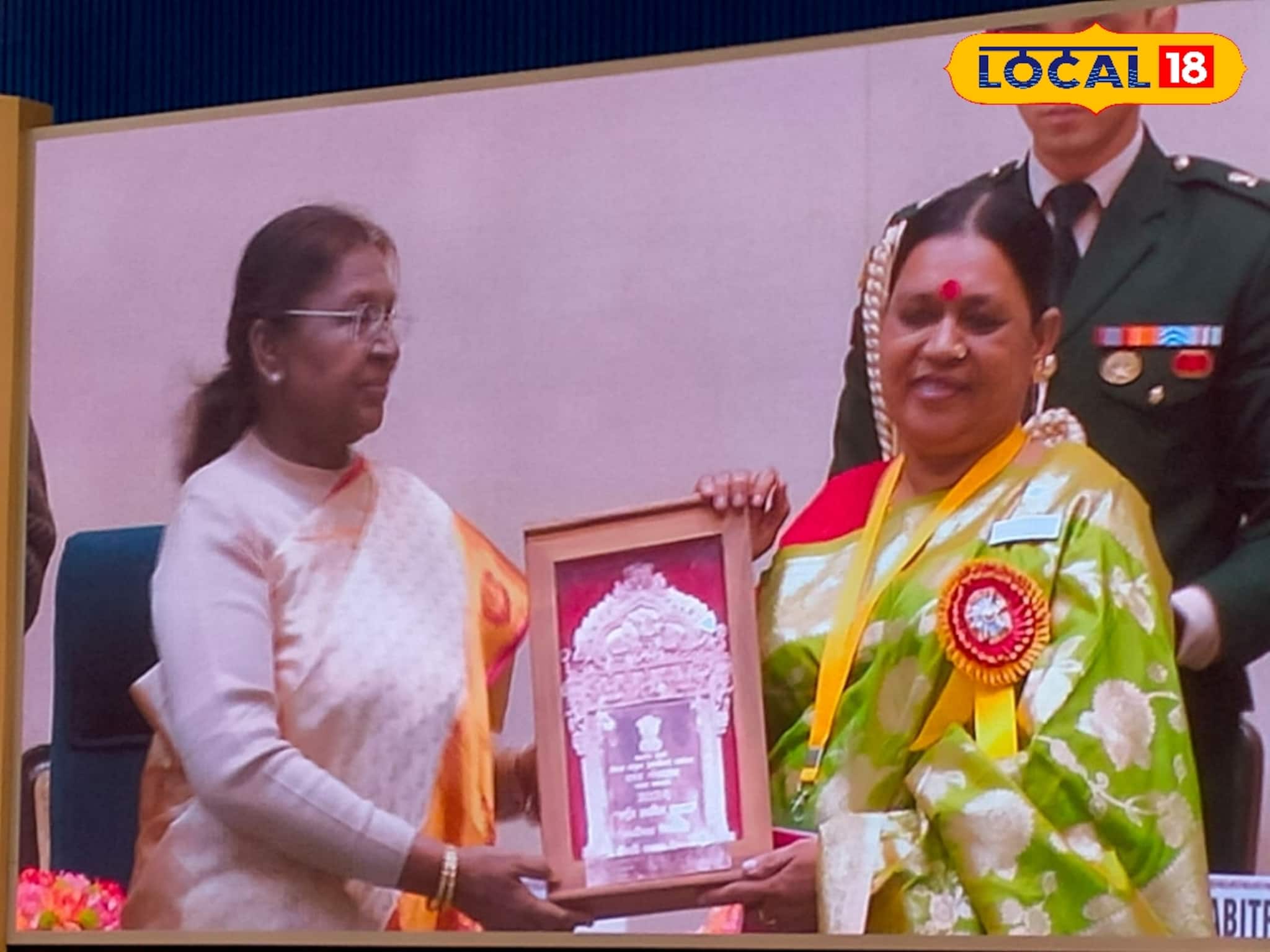 রাষ্ট্রপতির হাত থেকে পুরস্কার, পিংলার মহিলা শিল্পীর আকাশছোঁয়া সাফল্য চমকে দেবে! রাষ্ট্রপতির হাত থেকে পুরস্কার, পিংলার মহিলা শিল্পীর আকাশছোঁয়া সাফল্য চমকে দেবে!