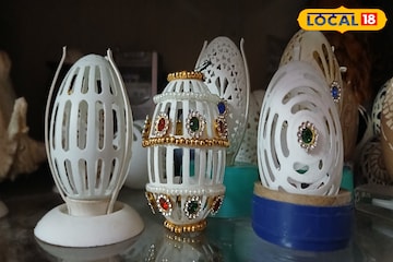 ডিমের খোসা আর ফেলনা নয়! শিল্পীর ছোঁয়ায় বদলে গেল রূপ, দেখলে চমকে যাবেন! ডিমের খোসা আর ফেলনা নয়! শিল্পীর ছোঁয়ায় বদলে গেল রূপ, দেখলে চমকে যাবেন!