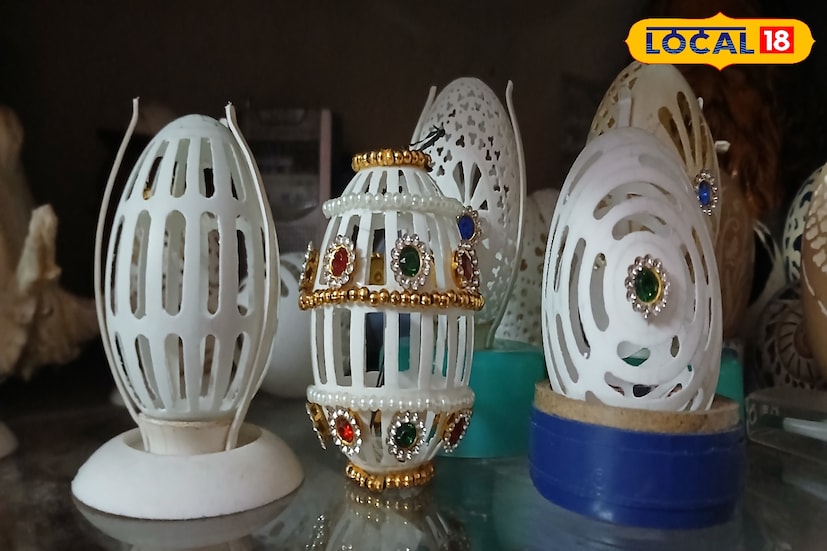 ডিমের খোসার কারুকার্য, দেখলে চমকে যাবার মত! সাধারণ ডিমের খোসা শিল্পীর ছোঁয়ায় হয়ে উঠছে অসাধারণ শিল্প কর্ম। বিশেষ কৌশল জানলেই ডিমের খোসা আর ফেলনা নয়। কিভাবে বানাবেন বিস্তারিত জানাচ্ছেন শিল্পী, ডিমের এই খোসা দিয়েই ঘর হয়ে উঠবে অসাধারণ সাজের মোড়কে। (ছবি ও তথ্য: রাকেশ মাইতি) ডিমের খোসার কারুকার্য, দেখলে চমকে যাবার মত! সাধারণ ডিমের খোসা শিল্পীর ছোঁয়ায় হয়ে উঠছে অসাধারণ শিল্প কর্ম। বিশেষ কৌশল জানলেই ডিমের খোসা আর ফেলনা নয়। কিভাবে বানাবেন বিস্তারিত জানাচ্ছেন শিল্পী, ডিমের এই খোসা দিয়েই ঘর হয়ে উঠবে অসাধারণ সাজের মোড়কে। (ছবি ও তথ্য: রাকেশ মাইতি)