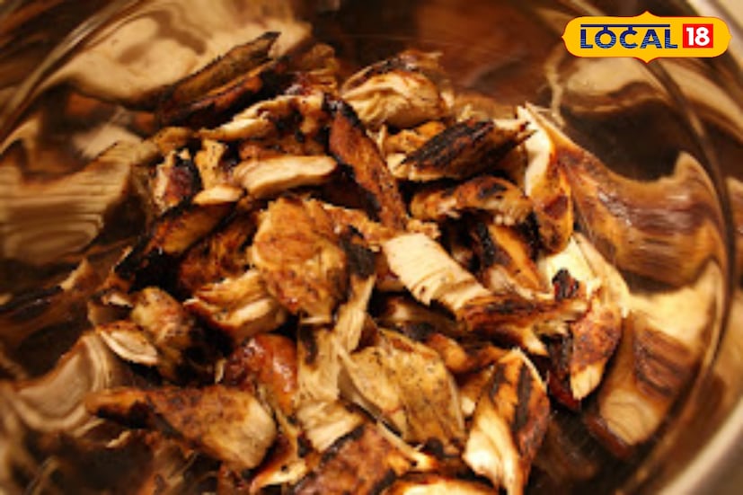 *চিকেন চয়লা বানাতে সাধারণত মুরগির বুকের মাংস ব্যবহার করা হয়। আদা-রসুন বাটা, জিরে-ধনে গুঁড়ো, চিকেন কারি মশলা, হলুদ, লাল লঙ্কা গুঁড়ো, নুন ও অল্প তেল। বিশেষ স্বাদের জন্য অপরিহার্য উপকরণ হল সিচুয়ান বা টিমুর মরিচ, সঙ্গে কাঁচা আদা ও রসুন কুচি, পেঁয়াজ, সেরানো পেপার এবং সেদ্ধ বা হালকা গরম করা টমেটো। এই উপকরণগুলিই চয়লাকে আলাদা করে চেনায়।