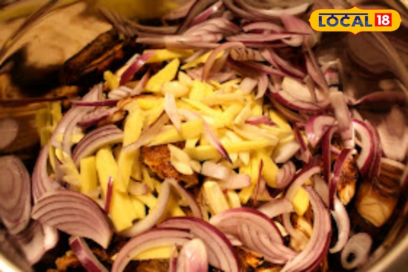 *রান্নার ক্ষেত্রে প্রথমে মুরগির মাংস গ্রিল করা বা হালকা সেদ্ধ করে ওভেনে বেক করা হয়, যাতে মাংস নরম হলেও ভেতরে স্বাদ বজায় থাকে। এরপর মাংস ছেঁড়া বা লম্বা টুকরো করে একটি বড় পাত্রে রাখা হয়। তাতে একে একে সব মশলা ও কুচনো উপকরণ মেশানো হয়। সবশেষে খোসা ছাড়ানো টম্যাটো ও তেল দিয়ে ভালো করে মিশিয়ে নিলেই তৈরি হয়ে যায় চিকেন চয়লা।