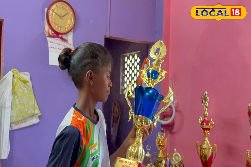 প্রতিদিন ভোর তিনটেয় উঠে মাত্র কুড়ি টাকা হাতে নিয়ে ট্রেনে চেপে বলাগড়ে যায় মালতী। সেখানে কোচ তরুণ ঘোষের কাছে নিয়মিত অনুশীলন করে। কোচিং ফি দেওয়ার সামর্থ্য না থাকলেও কোচই তাঁর ভরসা। নিজের সাধ্য মতো সাহায্য করে যাচ্ছেন। দীর্ঘ অনুশীলনের পর দুপুরের ট্রেনে ফিরে আসে কাটোয়ায়।