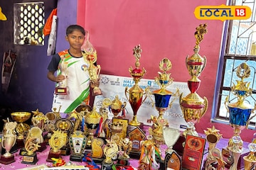 টোটো চালক বাবার সোনার টুকরো মেয়ে! অভাবকে সঙ্গী করেই একের পর এক ট্রফি-পদক জয় মালতীর টোটো চালক বাবার সোনার টুকরো মেয়ে! অভাবকে সঙ্গী করেই একের পর এক ট্রফি-পদক জয় মালতীর