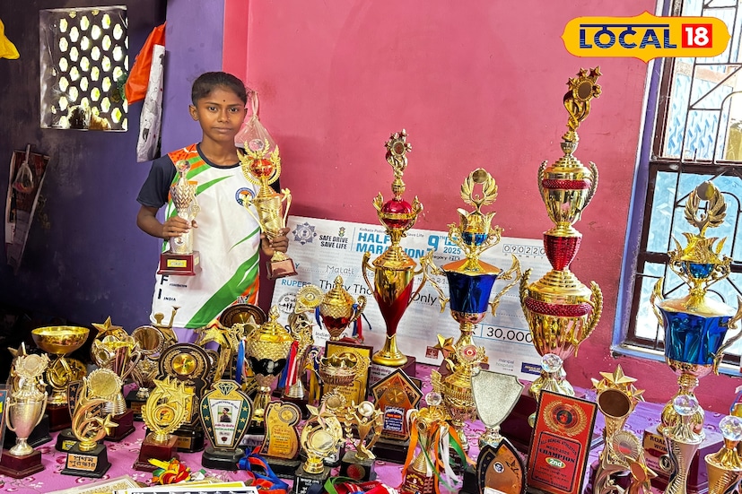 কাটোয়া শহরের ১০ নম্বর ওয়ার্ডের কাশীগঞ্জ ঘাট এলাকার মেয়ে মালতী বিশ্বাস। সাধারণ একটি বাড়ি, সীমিত আসবাব আর অভাব-অনটনে ভরা সংসারেই তাঁর বেড়ে ওঠা। বাবা টোটো চালক, মা অন্যের বাড়িতে রান্নার কাজ করেন। অভাবের সংসার হলেও ছোটবেলা থেকেই দৌড়ের প্রতি অদম্য টান মালতীর। মাঠ কিংবা রাস্তাঘাট, যেখানে সুযোগ পেয়েছে সেখানেই ছুটে বেড়িয়েছে সে। (ছবি ও তথ্যঃ বনোয়ারীলাল চৌধুরী) কাটোয়া শহরের ১০ নম্বর ওয়ার্ডের কাশীগঞ্জ ঘাট এলাকার মেয়ে মালতী বিশ্বাস। সাধারণ একটি বাড়ি, সীমিত আসবাব আর অভাব-অনটনে ভরা সংসারেই তাঁর বেড়ে ওঠা। বাবা টোটো চালক, মা অন্যের বাড়িতে রান্নার কাজ করেন। অভাবের সংসার হলেও ছোটবেলা থেকেই দৌড়ের প্রতি অদম্য টান মালতীর। মাঠ কিংবা রাস্তাঘাট, যেখানে সুযোগ পেয়েছে সেখানেই ছুটে বেড়িয়েছে সে। (ছবি ও তথ্যঃ বনোয়ারীলাল চৌধুরী)