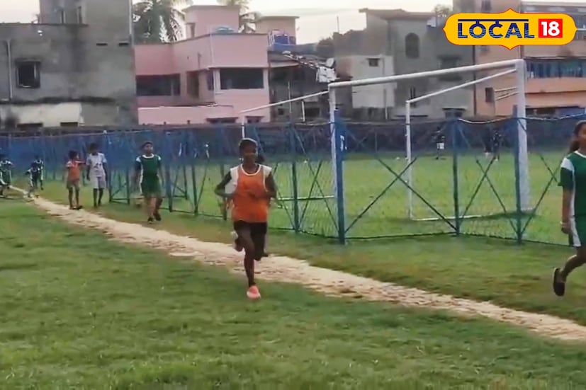 মালতীর মা গৌরী বিশ্বাস বলেন, সংসারের টানাপোড়েনে মেয়েকে ঠিকভাবে চালানো সম্ভব হচ্ছে না। তবু খেলাধূলার প্রতি মালতীর অদম্য জেদ তাঁকে বারবার পথে নামায়। কাটোয়ার কিছু মানুষ পাশে দাঁড়ালেও প্রশাসনের তরফে এখনও কোনও সাহায্য মেলেনি। সমস্ত অভাবকে সঙ্গী করেই ছুটে চলেছে মালতী বিশ্বাস। চোখে একটাই স্বপ্ন, একদিন দেশের হয়ে দৌড়ে দেশের গৌরব হওয়া। (ছবি ও তথ্যঃ বনোয়ারীলাল চৌধুরী)