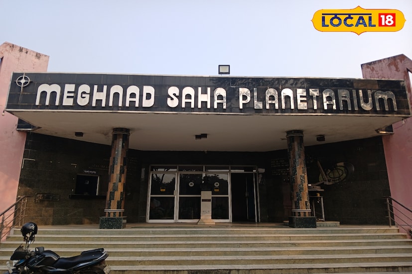 জাপানে তৈরি এই থ্রি-ডি মেশিনটি সচল করতে খরচ প্রায় এক কোটি টাকা। টাকা বরাদ্দ না হওয়ায় মেশিনটি চালু করা যায়নি। সেটি নিয়েও আলোচনা হয়েছে বলে জানা যায়। তাতেই আশার আলো দেখছেন পড়ুয়ারা ও পর্যটকরা।