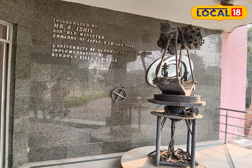 বিশ্ববিদ্যালয় সূত্রে জানা গিয়েছে, মহাকাশ বিজ্ঞান নিয়ে চর্চা করতে ১৯৯৪ সালে তারামণ্ডলটি চালু হয়। দুপুর ১২টা থেকে বিকেল ৬টা পর্যন্ত এক ঘণ্টা অন্তর প্রদর্শনী চলত। কিন্তু গত দু’বছর আগে থ্রি-ডি মেশিনটি বিকল হয়ে যায়। তারপর থেকেই প্রদর্শনী বন্ধ। রাজ্যের বিভিন্ন জেলা থেকে ছাত্রছাত্রীরা এসে হতাশ হয়ে ফিরে যান। সেই সঙ্গেই তারামণ্ডলে এসে ফিরে যান বহু পর্যটকও।