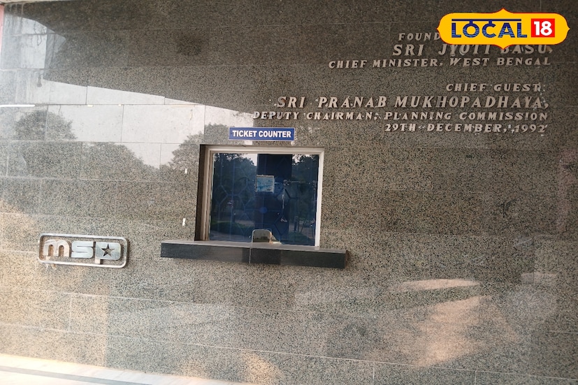 ইতিমধ্যে শিক্ষা দফতরের প্রিন্সিপাল সেক্রেটারি বিনোদ কুমার সহ অন্যান্য আধিকারিকরা তারামণ্ডল পরিদর্শন করেন। ভিসি, রেজিস্ট্রার সহ বিশ্ববিদ্যালয়ের আধিকারিকরাও তাঁদের সঙ্গে ছিলেন। থ্রি-ডি মেশিনটি যে ঘরে রয়েছে সেটিও পরিদর্শন করেন তাঁরা। সমস্যার সমাধানে প্রাথমিক পর্যায়ে আলোচনা হয়েছে বলে সূত্রের খবর।