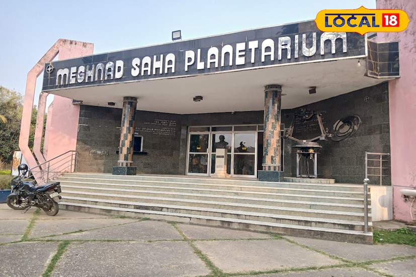 অন্য এক পড়ুয়া বলেন, তিন বছর আগেও পড়ুয়াদের ভিড় উপচে পড়ত। বাইরে থেকেও অনেকে আসতেন প্রদর্শনী দেখতে। তবে দীর্ঘদিন ধরে এই তারামণ্ডল বন্ধ হয়ে পড়ে রয়েছে। বড়দের পাশাপাশি তারামণ্ডলের প্রদর্শনী দেখতে অনেক ছোটরাও আসে, কিন্তু হতাশ হয়ে ফিরে যেতে হয়। (ছবি ও তথ্যঃ সায়নী সরকার)